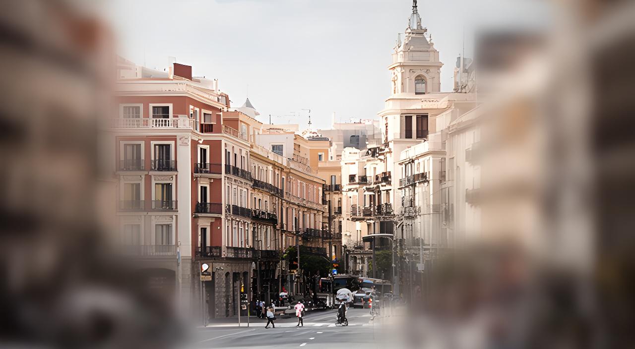 Vista urbana de Madrid con un despacho profesional marcado cerca de una calle principal